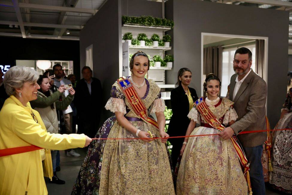 Laura Mengó y Paula Nieto, en la tienda de Ikea en Alfafar. Foto: JCF