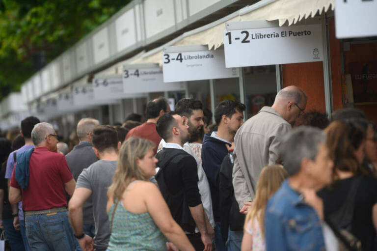 Gente en la Fira del Llibre de València celebrada a principios de mayo. Foto: KIKE TABERNER