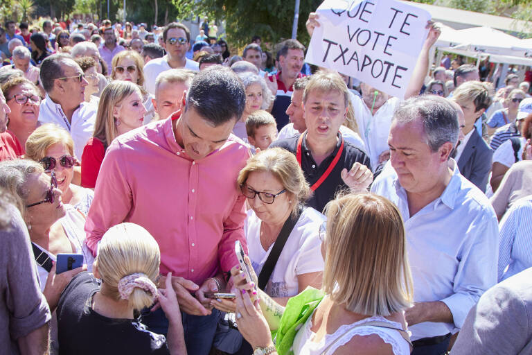 Pedro Sánchez, rodeado de personas durante primer acto de la campaña 'El Gobierno de la Gente' en el barrio de Pino Montano, a 3 de septiembre de 2022, en Sevilla. Foto: JOAQUÍN CORCHERO/EP