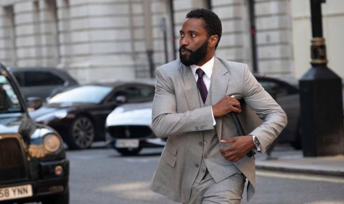 John David Washington, con cara de no entender lo que sucede en 'Tenet' (2020), de Christopher Nolan