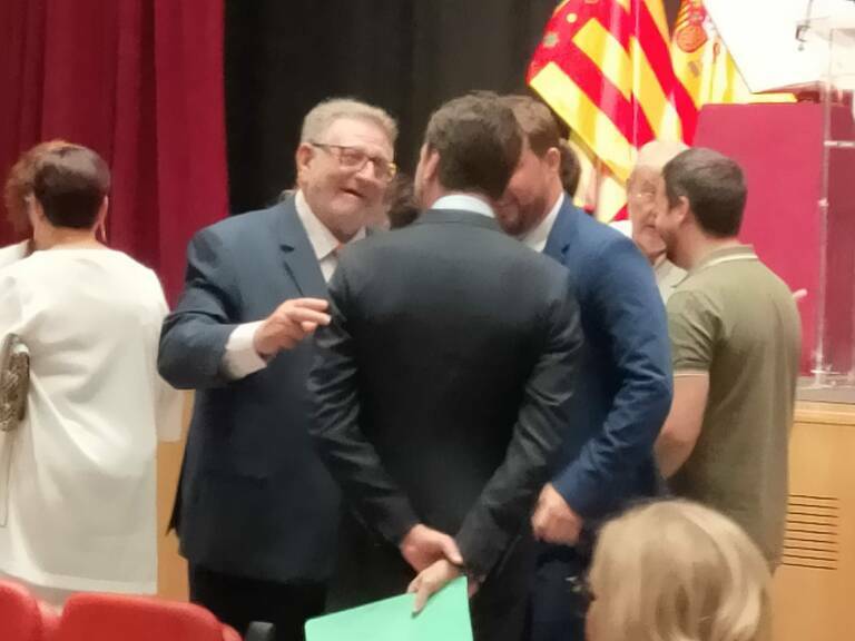 Jesús Ros hablando, antes del pleno, con el portavoz de Vox. Foto: VP