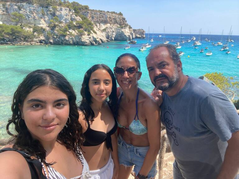 Sonia Díaz junto a su familia en Menorca.