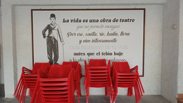 Pared del interior del cine con las sillas rojas que caracterizan al Charly.