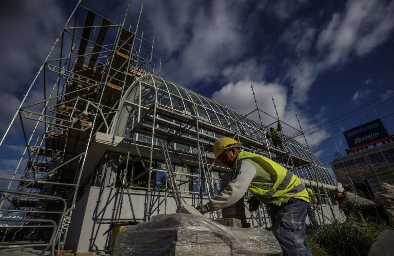 Un hombre trabaja en las obras del Palau de Música, a 18 de enero de 2023. Foto: ROBER SOLSONA/EP