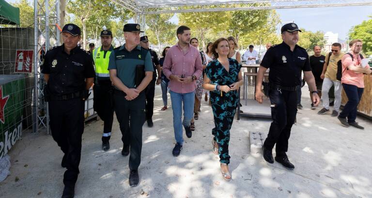 Bernabé y Prieto durante su visita al recinto del Mediterránea Festival. Foto: ÀLEX OLTRA