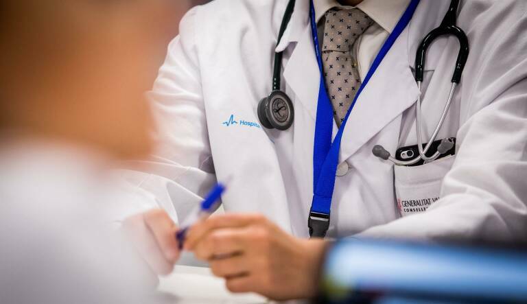 Médico atendiendo a un paciente. Foto: HOSPITAL DE MANISES