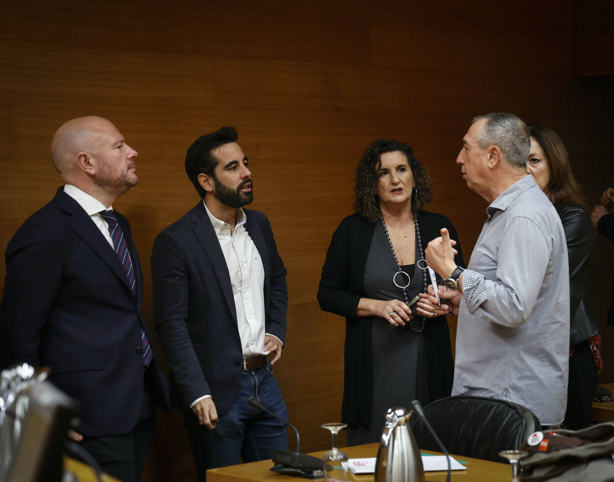 Joan Baldoví y José Muñoz, en Les Corts junto a Toni Gaspar y Mercedes Caballero. Mazón y dos de los portavoces del PP en Les Corts. Foto: CORTS/José Cuéllar