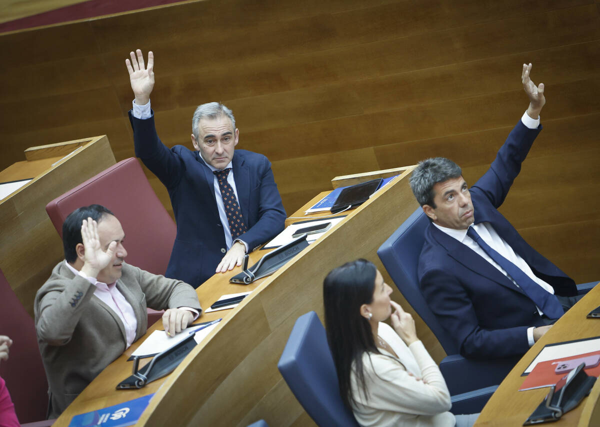 Mazón y dos de los portavoces del PP en Les Corts. Foto: CORTS/José Cuéllar