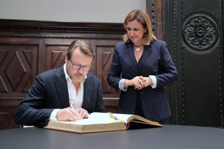 María José Catalá y Constantijn van Oranje, príncipe de los Países Bajos.