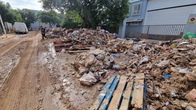 Acumulación de barro y material en un parque industrial de l'Horta Sud. Foto: FEPEVAL