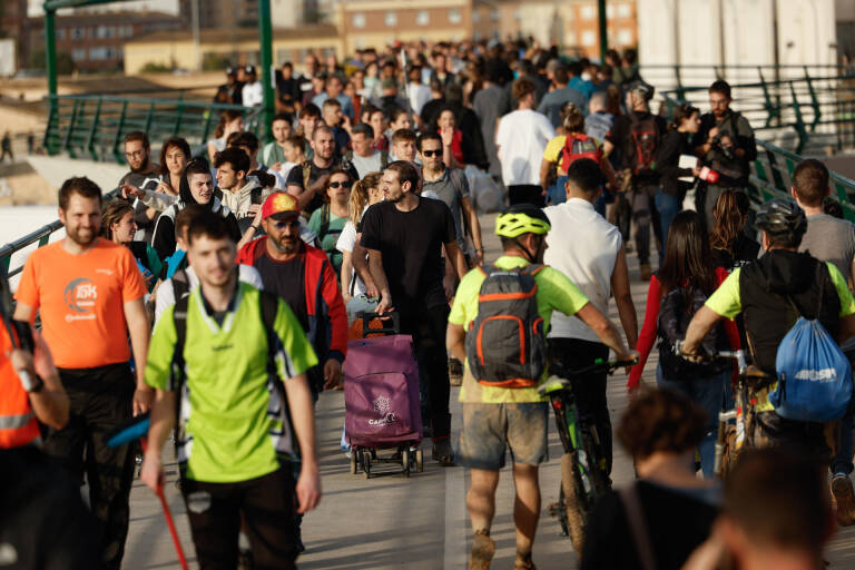 El puente peatonal que une València con su barrio de La Torre. Foto: EFE/BIEL ALIÑO