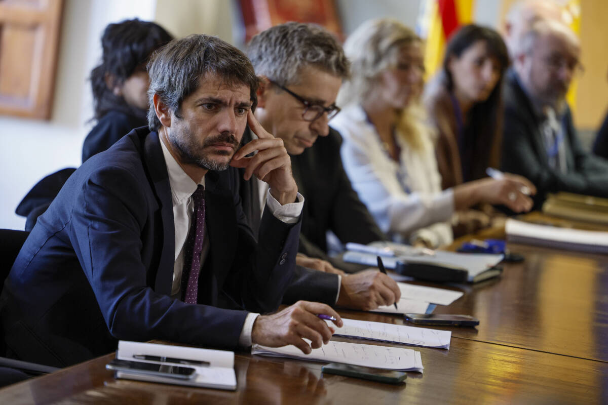 El ministro de Cultura, Ernest Urtasun, durante la reunión mantenida este miércoles con representantes del sector cultural de la Comunitat. Foto: Biel Aliño