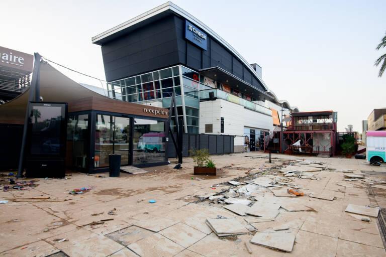Cinesa, en Bonaire, es uno de los cines que ha visto afectada su actividad a partir de la Dana. Foto: KIKE TABERNER