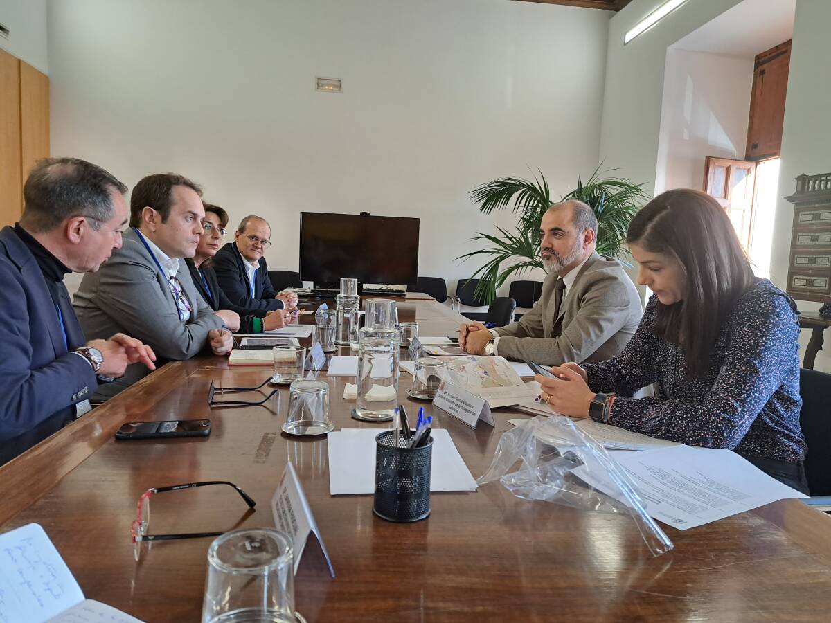 Reunión de la Mancomunitat Industrial Eje A3 y el subdelegado del gobierno.