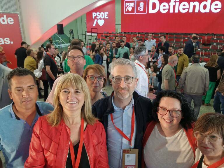 Momparler, con compañeros suyos del socialismo ribereño, como el secretario de estado Arcadi España.