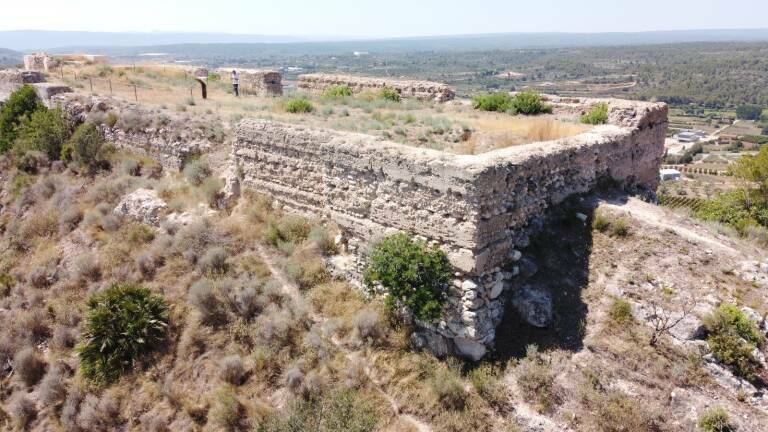 La imagen muestra el trazado rectangular del castillo de Navarrés..