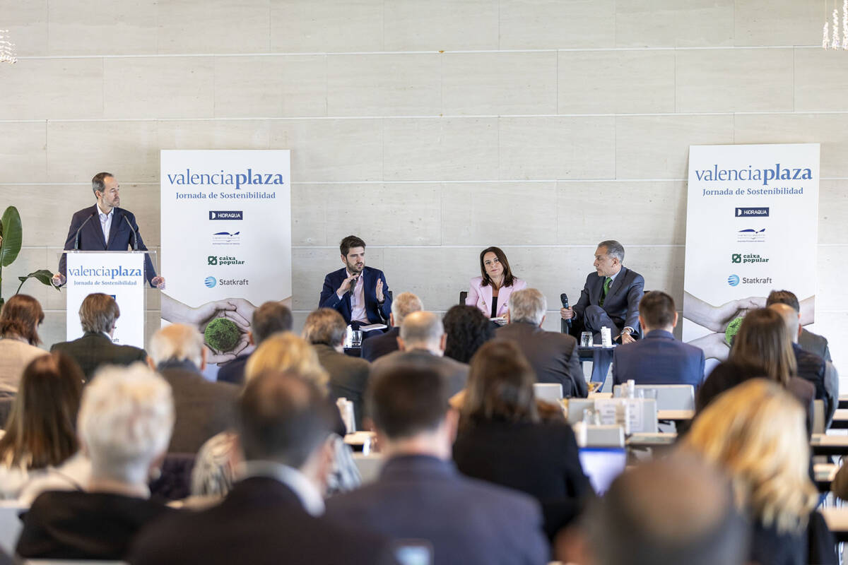 Enrique Planells, Amelia Navarro y Guillermo Roth durante la ponencia. Foto: Marga Ferrer