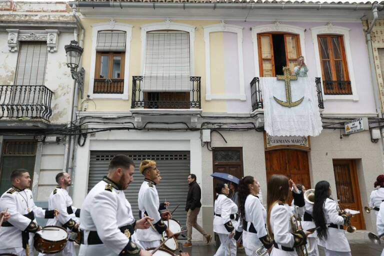 Los protagonistas del desfile, preparados para el acto antes de la suspensión por mal tiempo. Foto: EVA MÁÑEZ