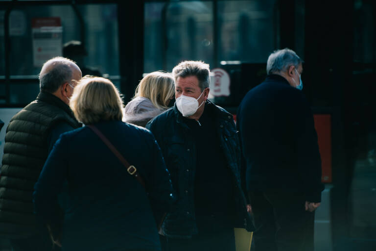 Personas con mascarillas en València. Foto: KIKE TABERNER