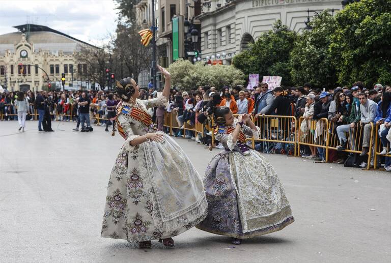 Dos falleras saludan durante una 'mascletà' de las Fallas 2024. Foto: ROBER SOLSONA/EP