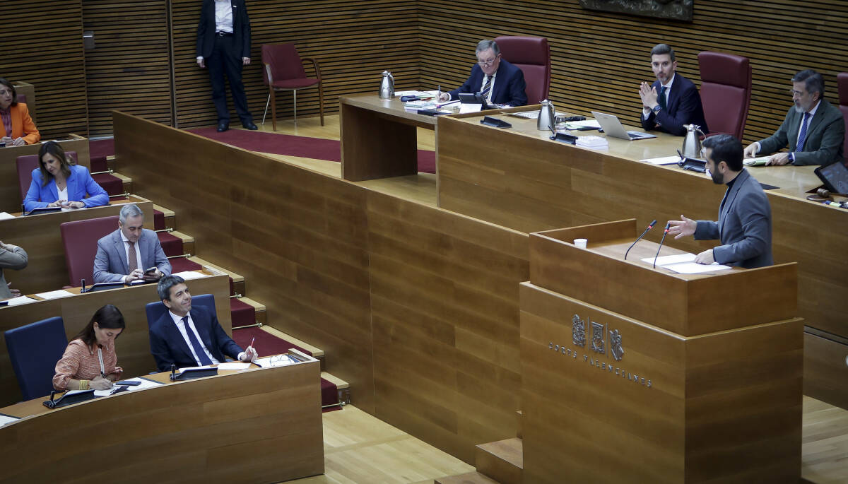 José Muñoz, en la tribuna durante la sesión de control. Foto: CORTS/José Cuéllar