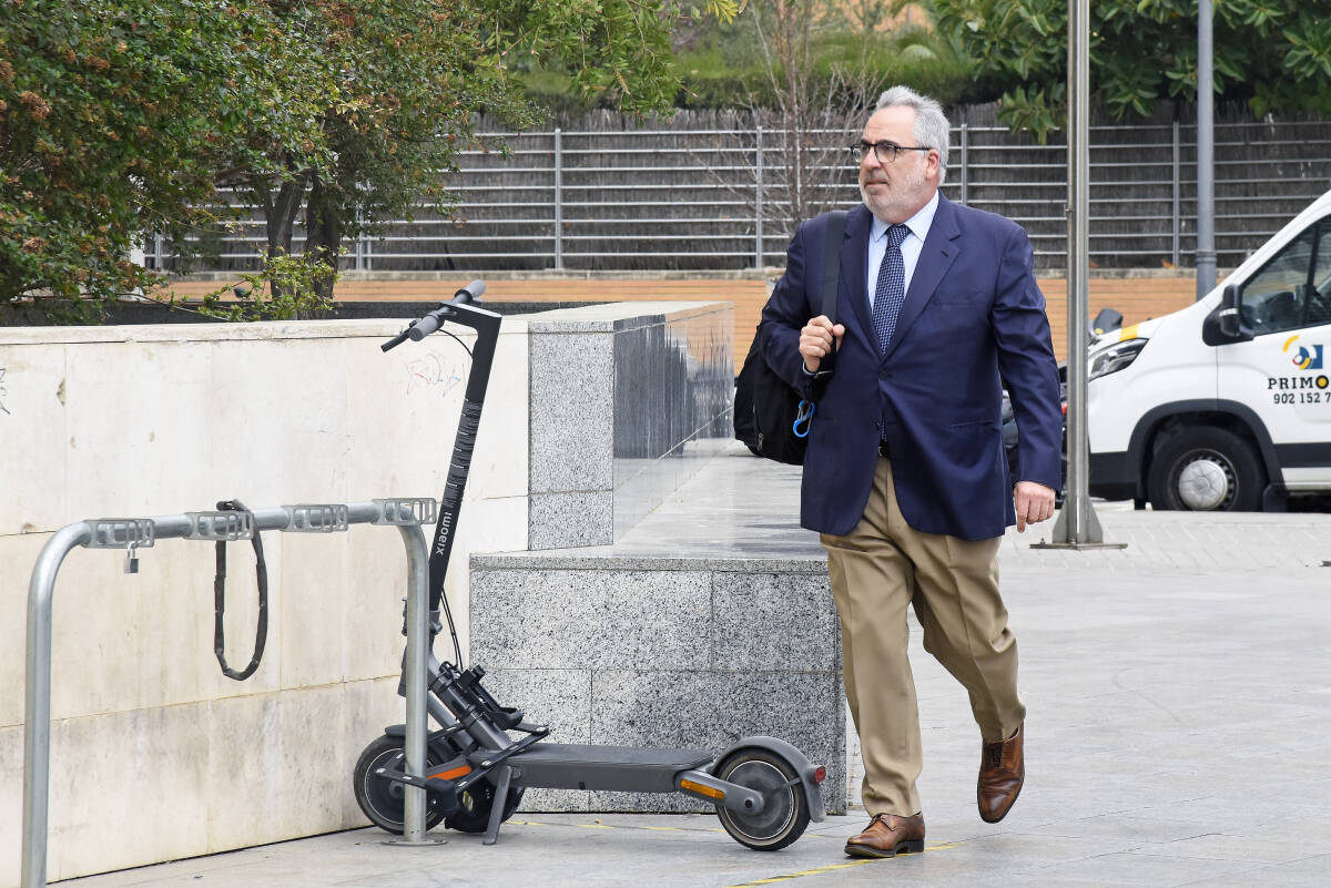 Vicente Cotino, a su llegada a la Ciudad de la Justicia. Foto: DANIEL GARCÍA-SALA