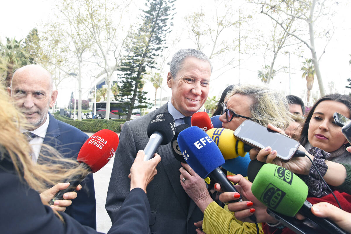 Zaplana, junto a su abogado, antes de la primera sesión del juicio. Foto: DANIEL GARCÍA-SALA