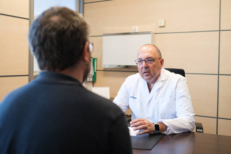 El doctor Pou atiende a un paciente en la Clínica de la Hernia Especializada