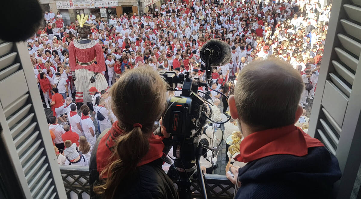 Almudena Carracedo y Robert Bahar rodando en Sanfermines