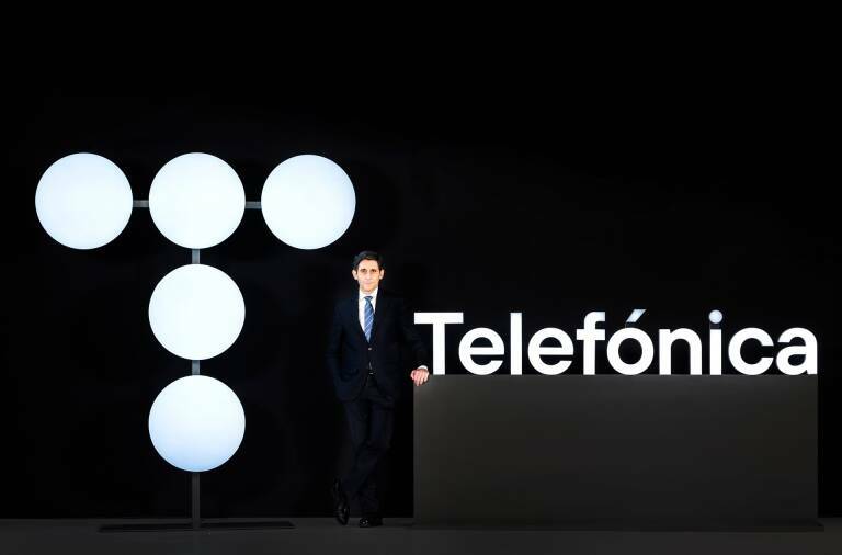 osé María Álvarez-Pallete, presidente de Telefónica, con el logotipo de la empresa. Foto: TELEFÓNICA