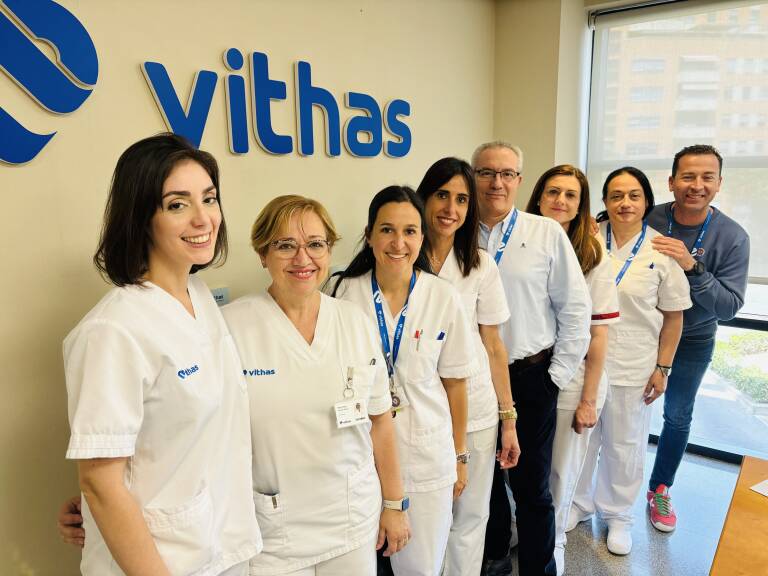 Paula Castells en compañía de los supervisores de los distintos servicios del Hospital Vithas Valencia 9 de Octubre.