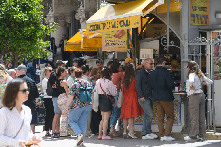 Turistas en el centro de València. Foto: KIKE TABERNER
