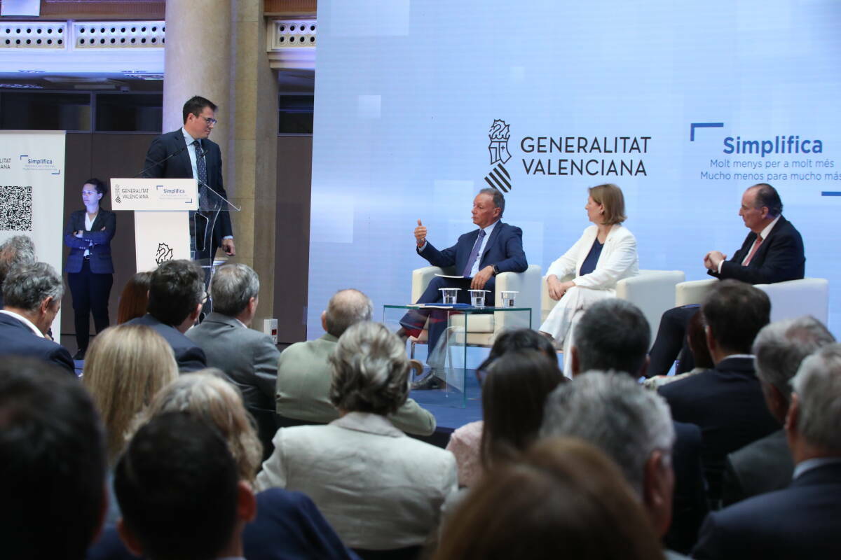 Cayetano García, con los representantes de los empresarios. Foto: GVA
