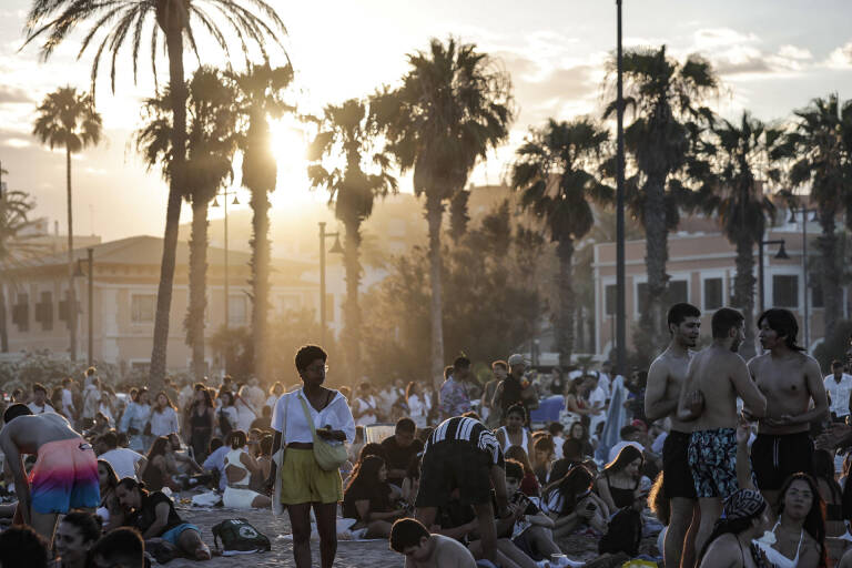 Miles de personas han acudido a las playas de Las Arenas y la Malvarrosa. Foto: EFE/MANUEL BRUQUE