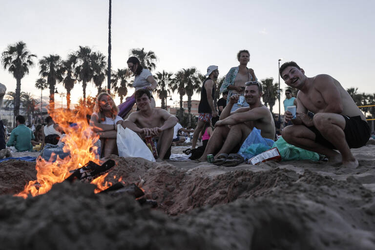 Miles de personas han acudido a las playas de Las Arenas y la Malvarrosa. Foto: EFE/MANUEL BRUQUE