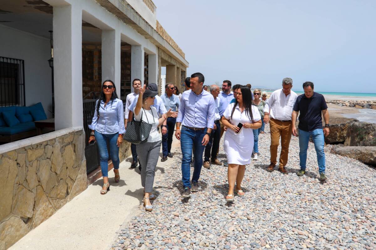 Mompó ha visitado esta mañana las playas del norte de Sagunto. Foto: PP