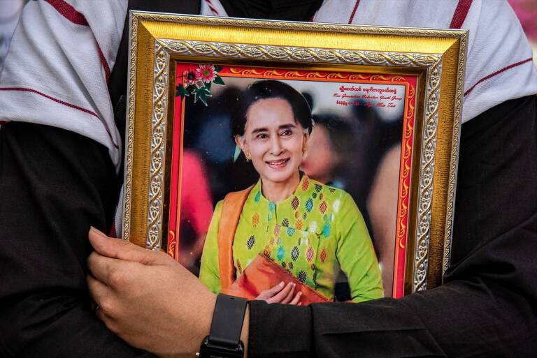 Un manifestante con un retrato de Aung San Suu Kyi, en una protesta en Bangkok. Foto: EP/PEERAPON BOONYAKIAT
