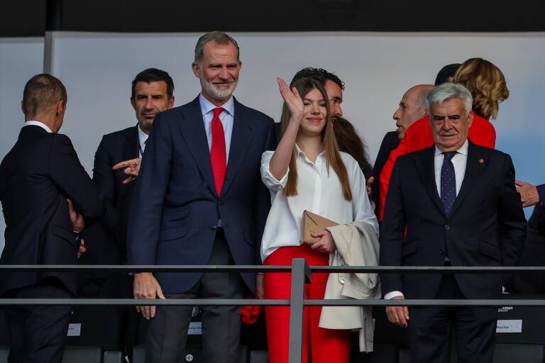 El rey Felipe VI junto a la infanta Sofía en la final de la Eurocopa. Foto: CHRISTIAN CHARISIUS/DPA