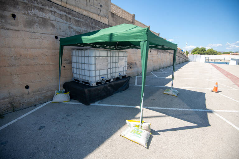 Los depósitos de Teulada, en el polideportivo, sin agua. Foto RAFA MOLINA 