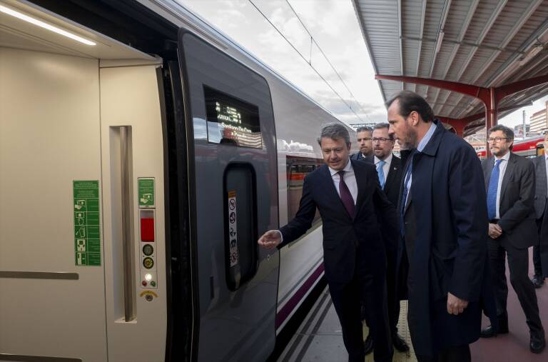 El ministro de Transportes y Movilidad Sostenible, Óscar Puente, sube a un tren de alta velocidad. Foto: A.ORTEGA/EP