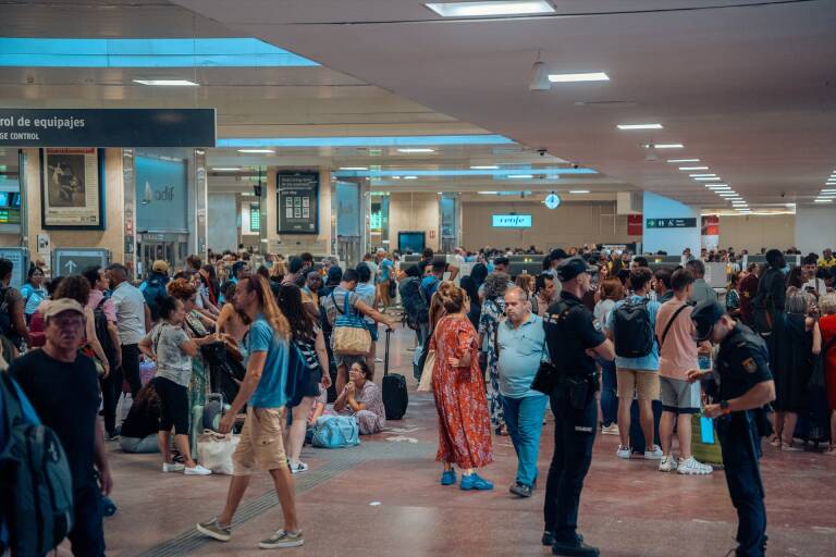Decenas de personas afectadas por los retrasos en varios trenes, en la estación de tren de Chamartín. Foto: GABRIEL LUENGAS/EP