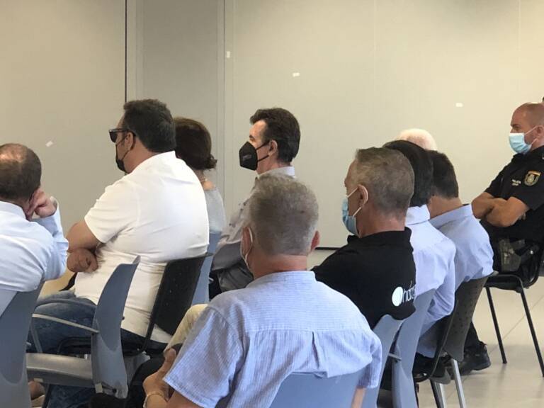 Jaime Febrero, en el centro de la imagen al fondo, durante un juicio. Foto: VP