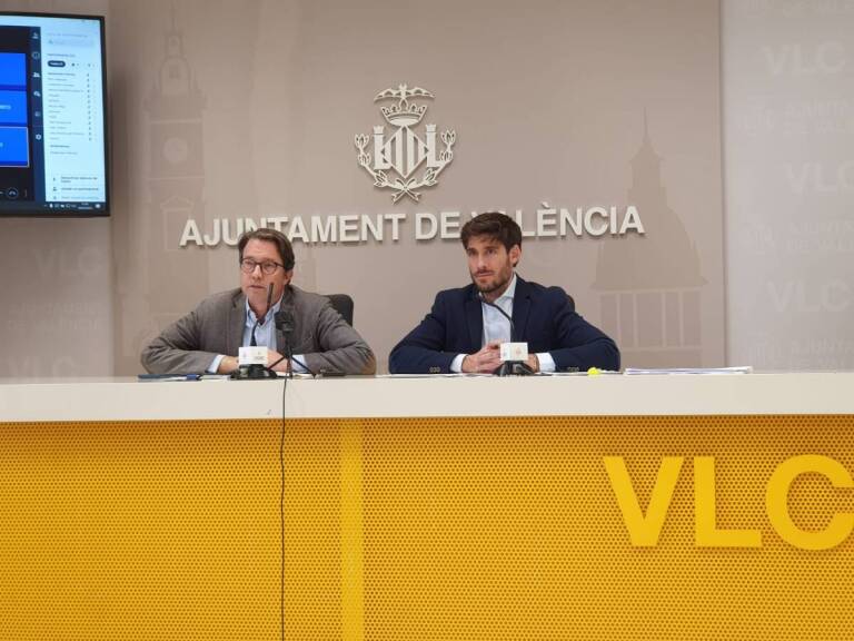El concejal de Urbanismo, Juan Giner, junto al portavoz del gobierno local, Juan Carlos Caballero.