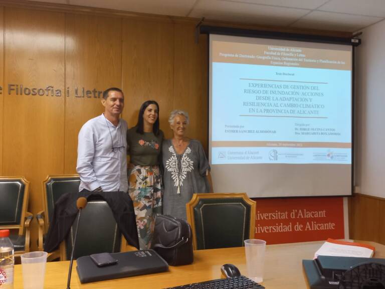 Esther Sánchez, en la defensa de su tesis, con sus directores. 