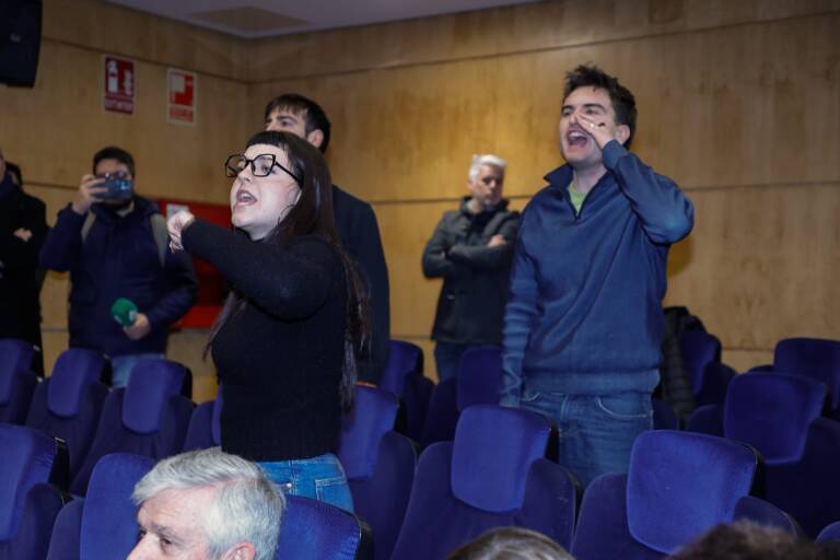 Jóvenes protestando contra Mazón en la Universidad de Alicante el viernes. Foto: PEPE OLIVARES